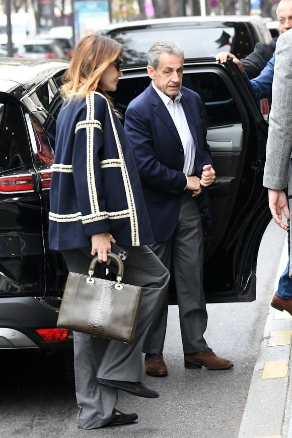 Nicolas Sarkozy et sa femme Carla Bruni - La famille Sarkozy réunie au restaurant du "Four Seasons Hôtel George V" pour l'anniversaire de Giulia Sarkozy (14 ans) à Paris, France, le 19 octobre 2025. Nicolas profite au maximum de ses derniers jours de liberté avant son incarcération à la prison de la Santé mardi 21 octobre. © Bestimage