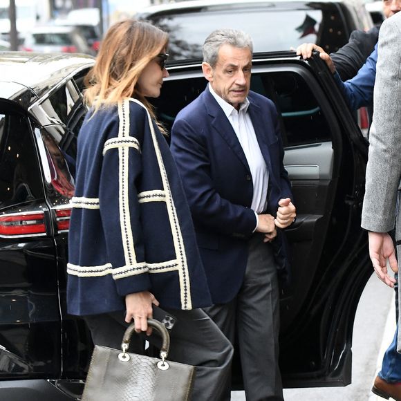 Nicolas Sarkozy et sa femme Carla Bruni - La famille Sarkozy réunie au restaurant du "Four Seasons Hôtel George V" pour l'anniversaire de Giulia Sarkozy (14 ans) à Paris, France, le 19 octobre 2025. Nicolas profite au maximum de ses derniers jours de liberté avant son incarcération à la prison de la Santé mardi 21 octobre. © Bestimage