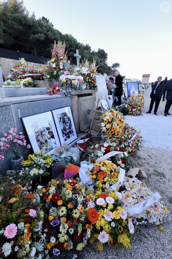 La famille et les amis proches ont pu assister à l'inhumation dans l'intimité de B.Bardot dans le caveau familial du cimetière marin de Saint-Tropez, France, le 7 janvier 2026. Les Gypsis ont joué sans arrêt jusqu'à la mise au tombeau. © Franz Chavaroche / Bestimage