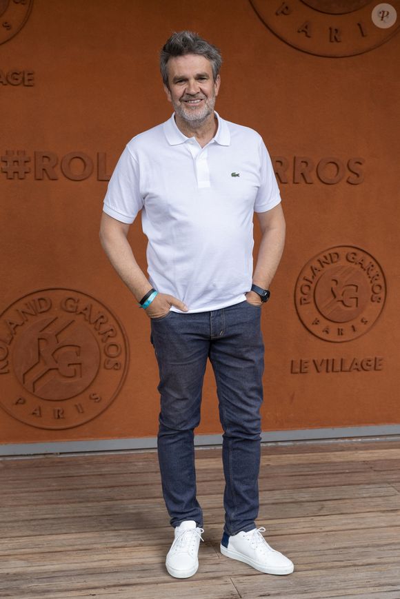 Comme Hervé Mathoux 
Hervé Mathoux au village lors des Internationaux de France de Tennis de Roland Garros 2025. Paris, le 27 mai 2025. 
© Moreau / Jacovides / Bestimage