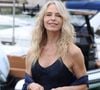 Dès les premières secondes, le ton est donné. Oubliez les petits pavillons parisiens, ici, tout est XXL. 

Tonya Kinzinger au photocall de 'Un si grand soleil' lors du 27ème Festival de la Fiction de La Rochelle, le 20 septembre 2025. © Denis Guignebourg/Bestimage