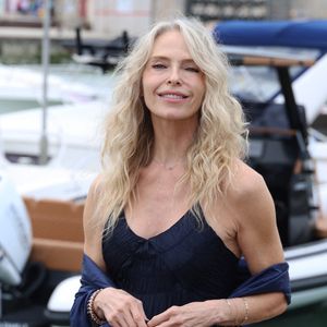 Dès les premières secondes, le ton est donné. Oubliez les petits pavillons parisiens, ici, tout est XXL. 

Tonya Kinzinger au photocall de 'Un si grand soleil' lors du 27ème Festival de la Fiction de La Rochelle, le 20 septembre 2025. © Denis Guignebourg/Bestimage
