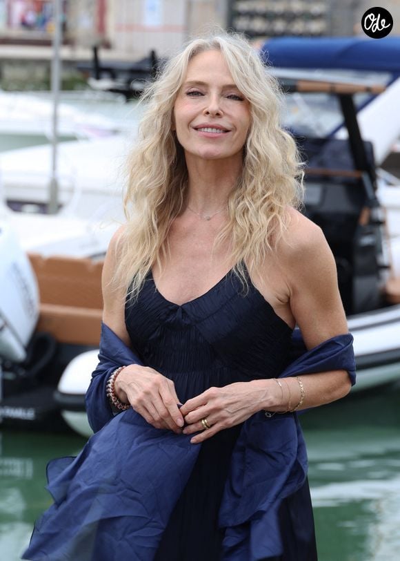 Dès les premières secondes, le ton est donné. Oubliez les petits pavillons parisiens, ici, tout est XXL. 

Tonya Kinzinger au photocall de 'Un si grand soleil' lors du 27ème Festival de la Fiction de La Rochelle, le 20 septembre 2025. © Denis Guignebourg/Bestimage