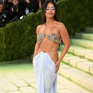 Cette pièce drappée a marqué les esprits et est à ce jour en rupture de stock.
Lena Mahfouf (Lena Situations) au Met Gala 2026 célébrant l'ouverture de l'exposition "Costume Art" qui s'est tenue le 4 mai 2026 au Metropolitan Museum of Art à New York City.
Photo : STARMAX / BESTIMAGE