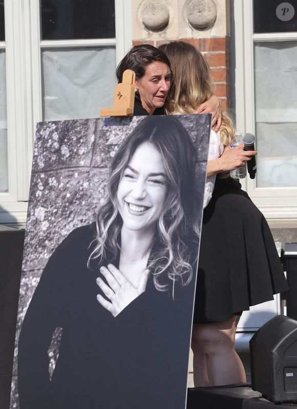 Adeline Quenon, la soeur aînée d'E.Dequenne, et Milla Savarese, la fille unique d'E.Dequenne - 300 personnes réunies pour rendre hommage à Emilie Dequenne dans sa ville de Chièvres (Belgique), le 9 avril 2025, quelques semaines après son décès prématuré, survenu le 16 mars 2025. © Photonews / Bestimage