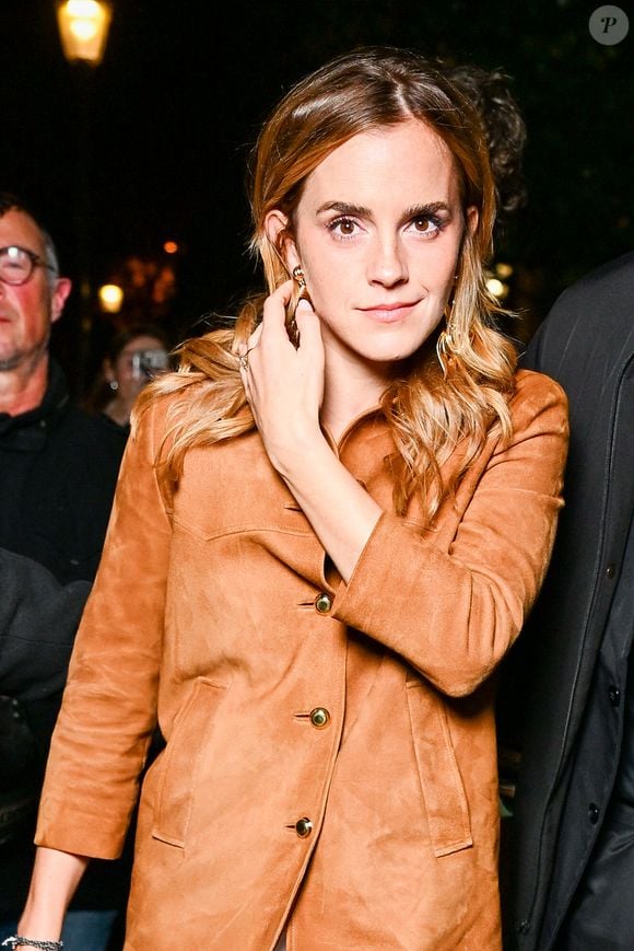 au Palais d'Iéna, à Paris. Et d'innombrables stars ont assisté au show à l'instar d'Emma Watson qui fait une apparition remarquée à l'after qui s'est tenu au restaurant Gigi à Paris.

Emma Watson aux arrivées à l’after Miu Miu Collection Femme Prêt-à-Porter Printemps/Eté 2026 lors de la Fashion Week de Paris (PFW), au restaurant Gigi, à Paris, France, le 6 octobre 2025. © Pierre Perusseau/Bestimage