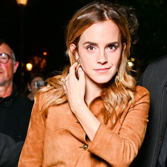 au Palais d'Iéna, à Paris. Et d'innombrables stars ont assisté au show à l'instar d'Emma Watson qui fait une apparition remarquée à l'after qui s'est tenu au restaurant Gigi à Paris.

Emma Watson aux arrivées à l’after Miu Miu Collection Femme Prêt-à-Porter Printemps/Eté 2026 lors de la Fashion Week de Paris (PFW), au restaurant Gigi, à Paris, France, le 6 octobre 2025. © Pierre Perusseau/Bestimage