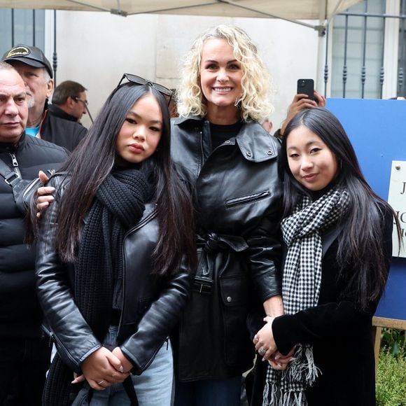 Laeticia Hallyday, ses filles Joy et Jade lors de l'inauguration d'une plaque commémorative en hommage à Johnny Hallyday devant l'immeuble où le chanteur français a grandi dans le 9ème arrondissement de Paris, France, le 22 décembre 2023. © Dominique Jacovides/Bestimage