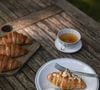 Son alimentation quotidienne se compose de plaisirs simples, de viennoiseries et de plats traditionnels familiaux.