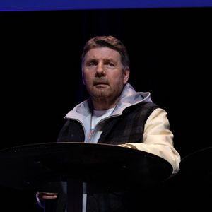 Totalement dépourvu de sens de l'orientation, il a toujours utilisé cette célèbre place comme point de départ incontournable pour réussir à naviguer dans Paris !

Philippe Lellouche au meeting de solidarité avec le peuple iranien "Iran, silence on tue !" à la Maison de la Chimie à Paris le 9 février 2026.

© Shana Abitbol / Bestimage