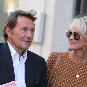 Laeticia Hallyday sort du cabinet de ses nouveaux avocats avec son père et ils marchent avenue Montaigne à Paris le 18 septembre 2019. ©Agence /Bestimage