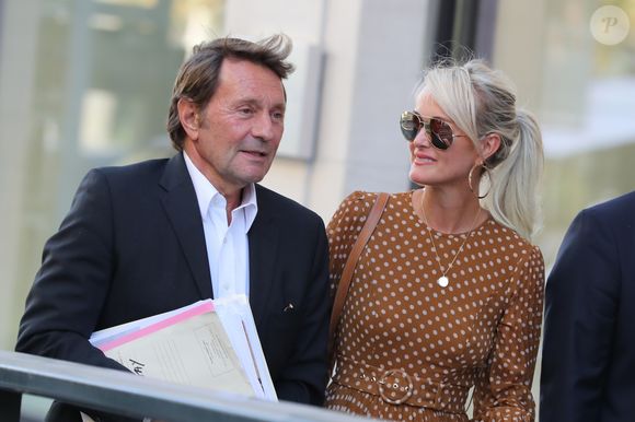 Laeticia Hallyday sort du cabinet de ses nouveaux avocats avec son père et ils marchent avenue Montaigne à Paris le 18 septembre 2019. ©Agence /Bestimage