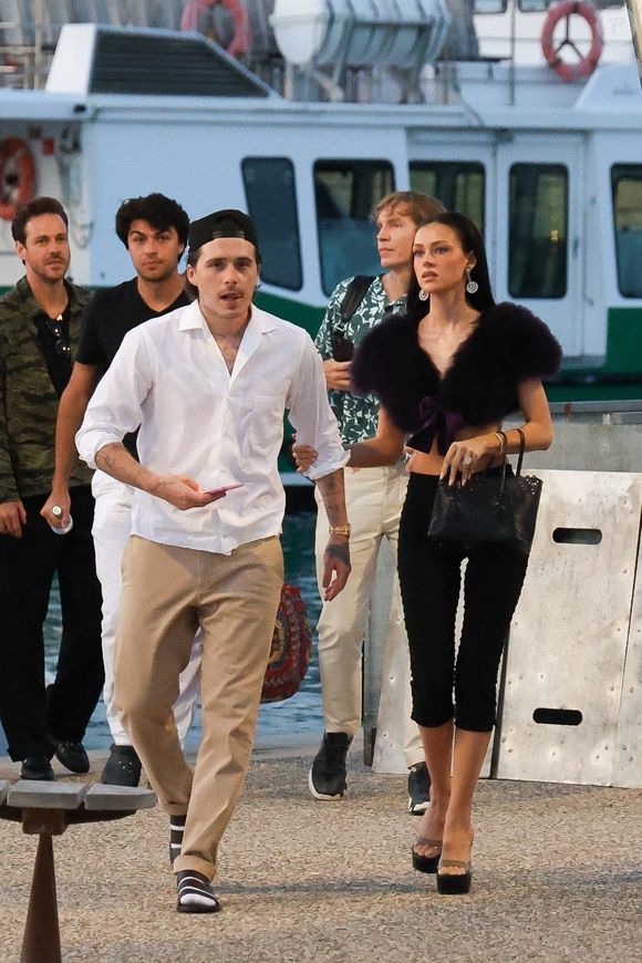 Brooklyn Beckham (avec un look Caligae et chaussettes blanches) et sa femme Nicola Peltz se promènent sur le port de Saint-Tropez, le 18 juillet 2025 @Backgrid USA / Bestimage