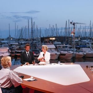 Exclusivité - Bertrand Chameroy, Anne-Elisabeth Lemoine, Adèle Exarchopoulos, Sara Giraudeau, Jeanne Herry, Pierre Lescure, Louise Ekland - Plateau de l'émission « C à vous » lors du 79e Festival international du film de Cannes, le 18 mai 2026. © Jack Tribeca / Bestimage