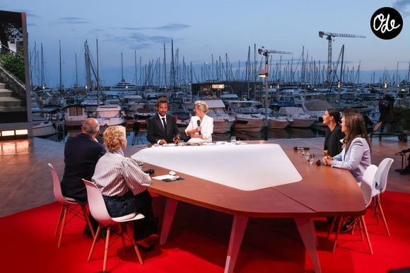 Exclusivité - Bertrand Chameroy, Anne-Elisabeth Lemoine, Adèle Exarchopoulos, Sara Giraudeau, Jeanne Herry, Pierre Lescure, Louise Ekland - Plateau de l'émission « C à vous » lors du 79e Festival international du film de Cannes, le 18 mai 2026. © Jack Tribeca / Bestimage