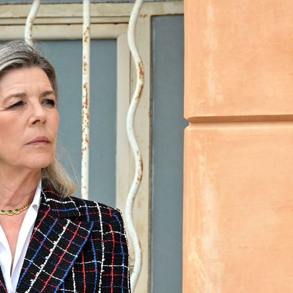 La princesse Caroline de Hanovre et Christian Estrosi, le maire de Nice, étaient au musée des Beaux Arts Jules Chéret à Nice, le 7 juin 2024, pour le vernissage de l'exposition : "Berthe Morisot à Nice. Escales impressionnistes".
La princesse et le maire ont été guidés par Johanne Lindskog, la directrice du musée et la co-commissaire de l'exposition, et Marianne Mathieu, co-commissaire de l'exposition, accompagnés par Sylvain Amic, le président du musée d’Orsay, Carmelo Cassiba, le président du conseil municipal de Gênes, et Giuseppe Costa, le président du Palais des Doges.
En cette année qui célèbre les 150 ans de la naissance du mouvement impressionniste, la Ville de Nice et le musée des Beaux-Arts Jules Chéret consacrent une exposition de premier plan à Berthe Morisot. Conçue dans le cadre de l’opération territoriale du musée d’Orsay « Les 150 ans de l’impressionnisme », en partenariat avec le Palazzo Ducale de Gênes, et avec le soutien déterminant de la famille de l’artiste, « Berthe Morisot à Nice, escales impressionnistes » évoque les deux séjours de la peintre sur la Riviera lors des hivers 1881-1882 et 1888-1889. Ce projet exceptionnel, autour de la première femme à avoir participé aux expositions impressionnistes, explore des moments de la vie et de la création de la peintre qui n’avaient jusqu’ici jamais fait l’objet de recherches dédiées. Le musée des Beaux-Arts Jules Chéret rassemble pour la première fois une soixantaine de ses œuvres créées sur la Riviera, prêtées notamment par le musée d’Orsay, le musée Marmottan Monet, le Palais Princier de Monaco, le Nelson Atkins Museum de Kansas City, le musée national de Stockholm, le musée des Beaux-Arts de Lyon ainsi que de nombreuses autres collections publiques et privées.
© Bruno Bebert / Bestimage