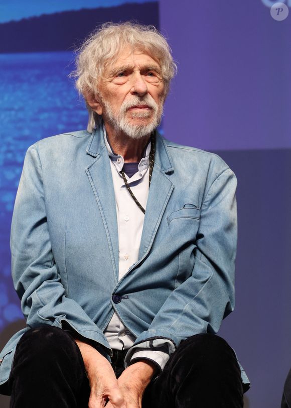 Les internautes ont applaudi son humour, soulignant que même à 91 ans, il sait toujours manier sarcasme et autodérision avec brio.

Exclusif - Pierre Richard sur scène lors de la présentation de son film "L'homme qui a vu l'ours qui a vu l'homme" au festival "Ciné Comédies" à Lens-Liévin, le 29 mai 2025.
© Denis Guignebourg/Bestimage