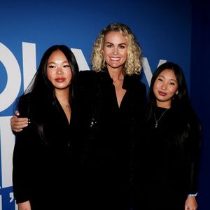 Laeticia Hallyday et ses filles Joy et Jade - Photocall du vernissage de l'exposition "Johnny Hallyday, l'exposition" au Palais des Expositions à Paris. Le 21 décembre 2023 © Dominique Jacovides / Bestimage