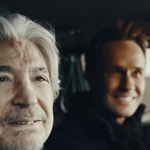 Serge Lama (parrain de la 1ère cérémonie des Victoires de la musique et Victoire d'honneur 2023) et Cyril Féraud - Tournage secret dans Paris pour la promotion des victoires de la musique 2025 (40 ans). Serge Lama et Cyril Féraud dans un citroën DS roulent dans la capitale pour découvrir les salles ou se sont déroulées les victoires de la musique depuis 40 ans avec au commencement le Moulin-Rouge vient ensuite le Zénith de Paris, le Palais des congrès de Paris, l'Olympia et enfin La Seine musicale. © Victoires de la musique 2025 via Bestimage