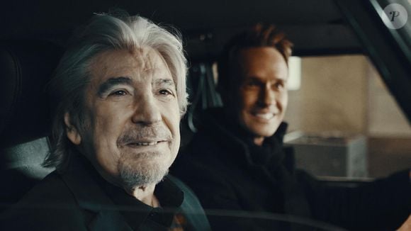 Serge Lama (parrain de la 1ère cérémonie des Victoires de la musique et Victoire d'honneur 2023) et Cyril Féraud - Tournage secret dans Paris pour la promotion des victoires de la musique 2025 (40 ans). Serge Lama et Cyril Féraud dans un citroën DS roulent dans la capitale pour découvrir les salles ou se sont déroulées les victoires de la musique depuis 40 ans avec au commencement le Moulin-Rouge vient ensuite le Zénith de Paris, le Palais des congrès de Paris, l'Olympia et enfin La Seine musicale. © Victoires de la musique 2025 via Bestimage