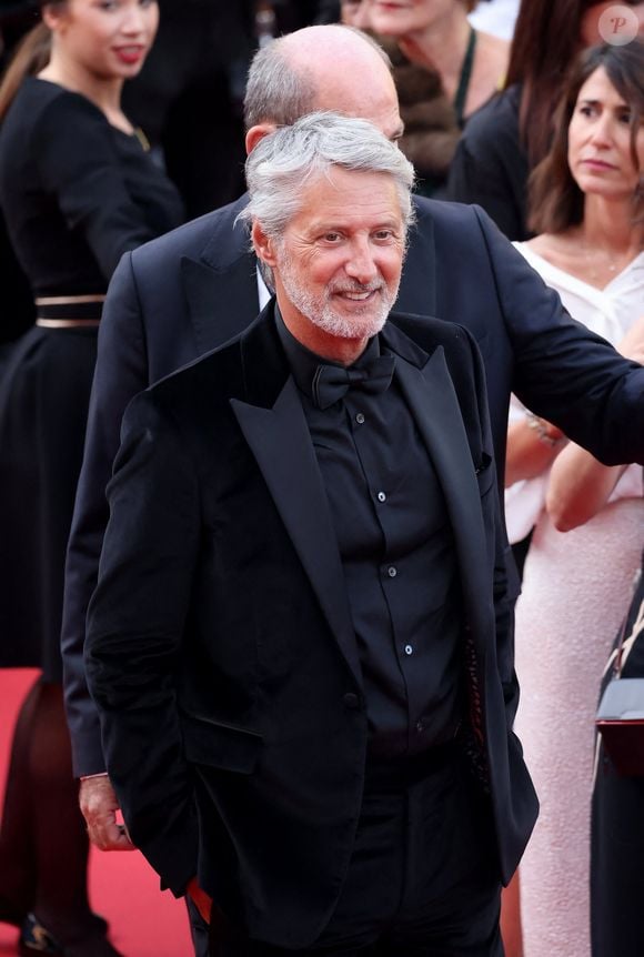 Antoine de Caunes - Montée des marches du film « La plus précieuse des marchandises  » lors du 77ème Festival International du Film de Cannes, au Palais des Festivals à Cannes. Le 24 mai 2024
© Jacovides-Moreau / Bestimage