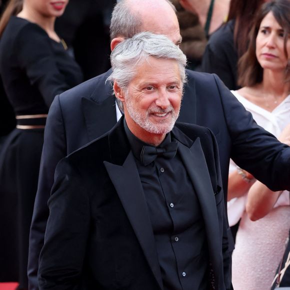 Antoine de Caunes - Montée des marches du film « La plus précieuse des marchandises  » lors du 77ème Festival International du Film de Cannes, au Palais des Festivals à Cannes. Le 24 mai 2024
© Jacovides-Moreau / Bestimage