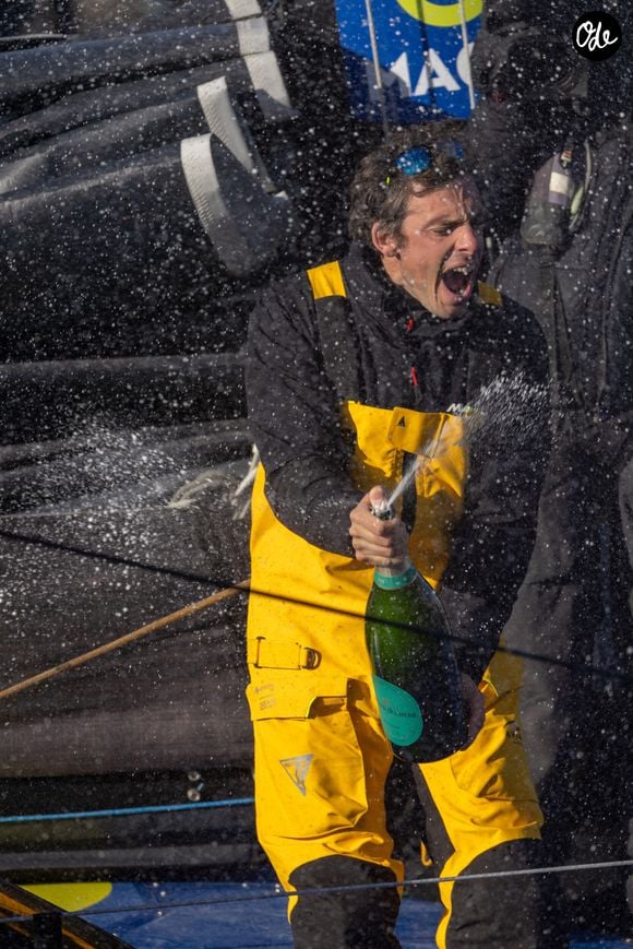 Le skipper de Macif Charlie Dalin remporte la dixième édition du tour du monde en solitaire Vendée Globe en pulvérisant le record de l’épreuve en 64 jours, 19 heures 22 minutes et 49 secondes aux Sables-d'Olonne, France, le 14 janvier 2025. © Alexis Courcoux/Psnewz/Bestimage