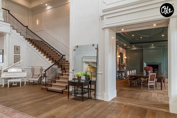 L’ancienne propriété de Ben Affleck et Jennifer Lopez à Beverly Hills s’étend sur près de deux hectares. La résidence compte 12 chambres, 24 salles de bains, une piscine à débordement, un vaste complexe sportif et un garage pouvant accueillir 12 voitures. Crédit photo : Simon Berlyn.