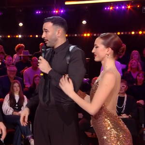 'il ne cesse de progresser à chaque prestation, il était toutefois difficile d'imaginer qu'il serait la première star de la saison à décrocher un 10, tant la concurrence est rude cette année. 

Grosse performance d'Adil Rami dans "Danse avec les stars" ! Capture d'écran TF1