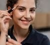 L'effet "brow lift" s'impose comme le secret indispensable pour fixer et densifier la ligne.