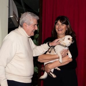 La Crémaillère de Montmartre a accueilli une soirée prestigieuse consacrée à l’intronisation de deux grands acteurs.

Claude Lelouch, Valerie Perrin, André Dussollier lors de la cérémonie d'intronisation de A.Dussollier et C.Frot à l'académie Alphonse Allais au cabaret La Crémaillère 1900 à Paris.
© Tiphaine Praud-Lebely / Bestimage