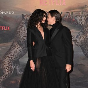“Un seul regard a suffi” : Deva Cassel s’est laissée aller à une touchante déclaration en évoquant les yeux de son compagnon.

Deva Cassel et Saul Nanni assistent à la première de la série Netflix « Il Gattopardo » (Le Guépard) au Teatro dell'Opera, le 3 mars 2025 à Rome, en Italie. Photo : StarTeam/ABACAPRESS.COM