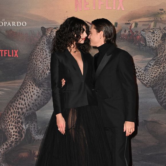 “Un seul regard a suffi” : Deva Cassel s’est laissée aller à une touchante déclaration en évoquant les yeux de son compagnon.

Deva Cassel et Saul Nanni assistent à la première de la série Netflix « Il Gattopardo » (Le Guépard) au Teatro dell'Opera, le 3 mars 2025 à Rome, en Italie. Photo : StarTeam/ABACAPRESS.COM