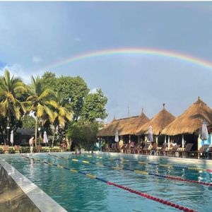 "Complexe hôtelier, planté dans un décor de carte postale, avec ses jardins verdoyants, sa fontaine de cascades et ses bungalows aux toits de paille" détaillent les journalistes du Monde

Etoudi village Noah © Instagram