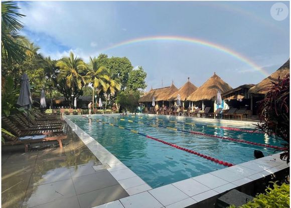 "Complexe hôtelier, planté dans un décor de carte postale, avec ses jardins verdoyants, sa fontaine de cascades et ses bungalows aux toits de paille" détaillent les journalistes du Monde

Etoudi village Noah © Instagram