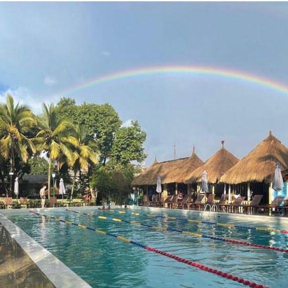 "Complexe hôtelier, planté dans un décor de carte postale, avec ses jardins verdoyants, sa fontaine de cascades et ses bungalows aux toits de paille" détaillent les journalistes du Monde

Etoudi village Noah © Instagram