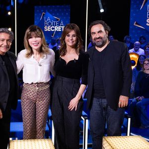 Exclusif - Frédéric François, André Manoukian, Isabelle Morizet (Karen Cheryl) et Faustine Bollaert en backstage de l'enregistrement de l'émission "La Boîte à secrets", présentée par F.Bollaert et diffusée le 16 janvier 2026 sur France 3, dans les studios du Lendit à Saint-Denis, France, le 16 décembre 2025. © Cyril Moreau/Bestimage