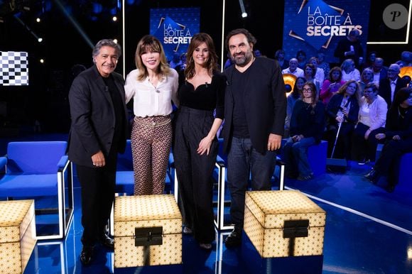 Exclusif - Frédéric François, André Manoukian, Isabelle Morizet (Karen Cheryl) et Faustine Bollaert en backstage de l'enregistrement de l'émission "La Boîte à secrets", présentée par F.Bollaert et diffusée le 16 janvier 2026 sur France 3, dans les studios du Lendit à Saint-Denis, France, le 16 décembre 2025. © Cyril Moreau/Bestimage