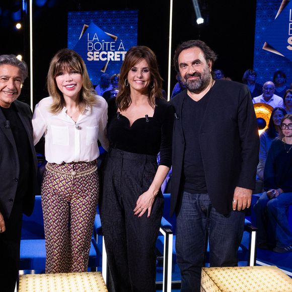 Exclusif - Frédéric François, André Manoukian, Isabelle Morizet (Karen Cheryl) et Faustine Bollaert en backstage de l'enregistrement de l'émission "La Boîte à secrets", présentée par F.Bollaert et diffusée le 16 janvier 2026 sur France 3, dans les studios du Lendit à Saint-Denis, France, le 16 décembre 2025. © Cyril Moreau/Bestimage