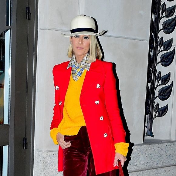 Céline Dion porte un ensemble coloré et un chapeau blanc à la sortie du Barclays Center à New York le 28 février 2020.
Crédit : Backgrid USA/ Bestimage