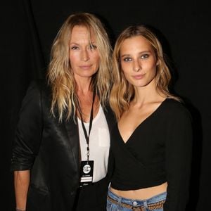 Estelle Lefébure et sa fille Ilona Smet dans les coulisses du défilé Etam lors de la semaine de la mode parisienne printemps-été 2018 qui s'est tenue à l'école des Beaux-Arts à Paris, France, le 26 septembre 2017. Photo par Jerome Domine/Abaca