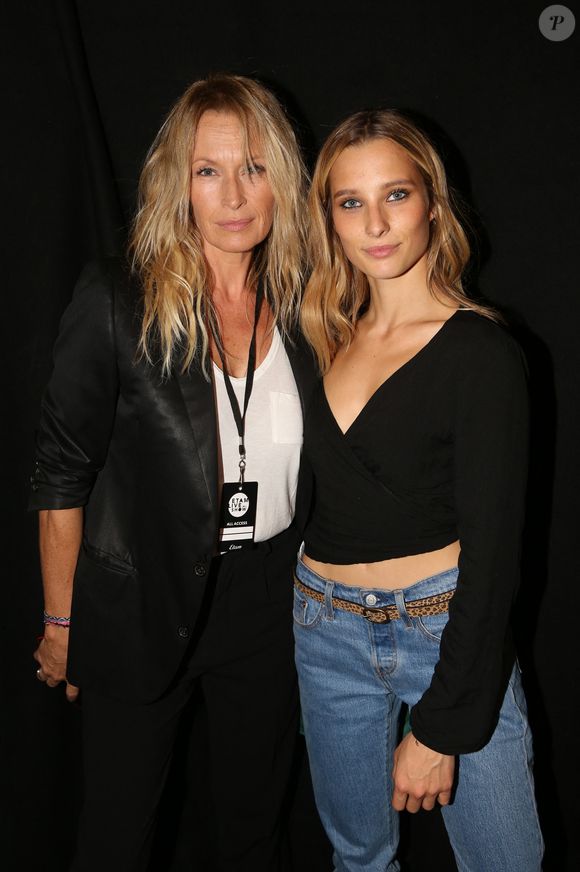 Estelle Lefébure et sa fille Ilona Smet dans les coulisses du défilé Etam lors de la semaine de la mode parisienne printemps-été 2018 qui s'est tenue à l'école des Beaux-Arts à Paris, France, le 26 septembre 2017. Photo par Jerome Domine/Abaca