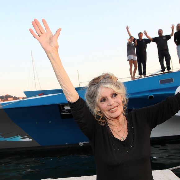 Exclusif - Brigitte Bardot pose avec l'équipage de Brigitte Bardot Sea Shepherd, le célèbre trimaran d'intervention de l'organisation écologiste, sur le port de Saint-Tropez, le 26 septembre 2014 en escale pour 3 jours à deux jours de ses 80 ans. Cela fait au moins dix ans qu'elle n'est pas apparue en public sur le port tropézien. Philippe Arnassan / Nice Matin / Bestimage