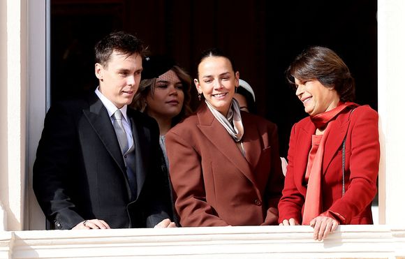 Stéphanie de Monaco est la mère de 3 enfants : Louis (32 ans) et Pauline (31 ans) dont le père est Daniel Ducruet, et Camille Gottlieb (26 ans), fruit de ses amours avec Jean-Raymond Gottlieb
Louis Ducruet, Camille Gottlieb, Pauline Ducruet, La princesse Stéphanie de Monaco - La famille princière au balcon du palais lors de la Fête Nationale de la principauté de Monaco le 19 novembre 2022.

© Dominique Jacovides / Bruno Bebert / Bestimage