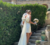 Dans un style résolument inspiré des années 60-70, elle portait une robe blanche à coupe trapèze, rehaussée d’un large nœud élégant et d’une cape fluide tombant dans son dos...

Story Instagram de Morgane Vernet lors de son mariage avec Damian Penaud le vendredi 18 juillet. @morgane_vernet
