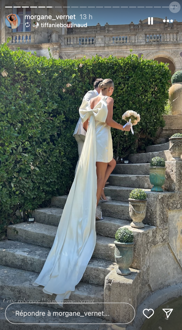 Dans un style résolument inspiré des années 60-70, elle portait une robe blanche à coupe trapèze, rehaussée d’un large nœud élégant et d’une cape fluide tombant dans son dos...

Story Instagram de Morgane Vernet lors de son mariage avec Damian Penaud le vendredi 18 juillet. @morgane_vernet