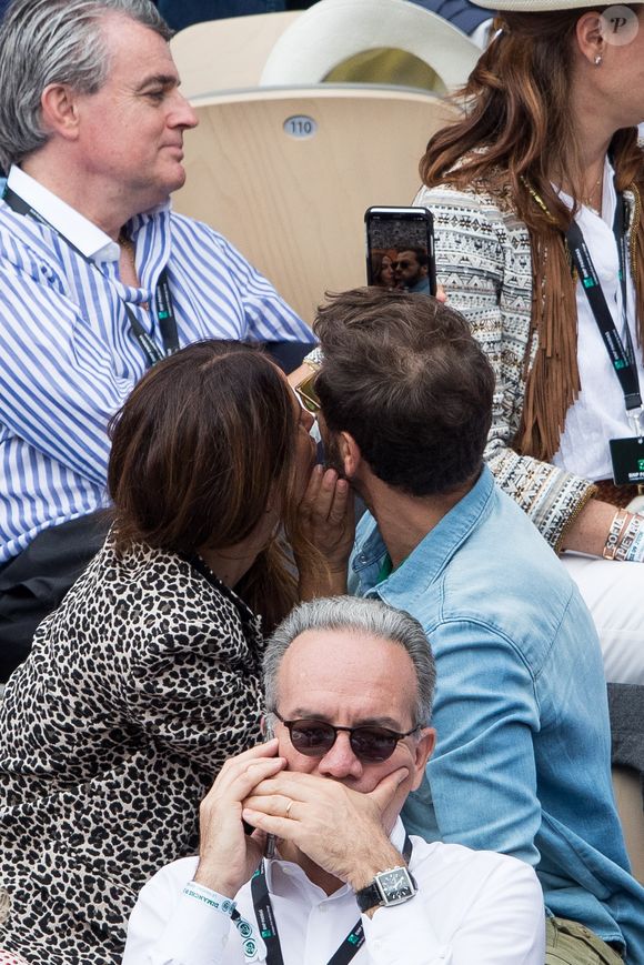 Christophe Maé et compagne Nadège Sarron - People dans les tribunes lors de la finale messieurs des internationaux de France de tennis de Roland Garros 2019 à Paris le 9 juin 2019. © Jacovides-Moreau/Bestimage