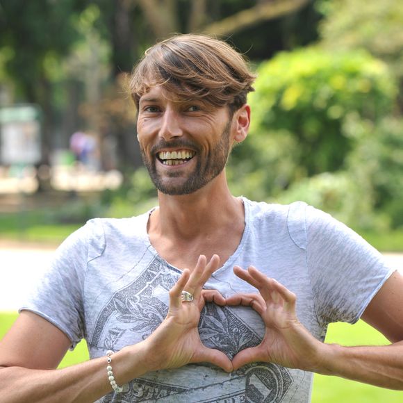 Laurent Kerusore, parrain de l'evenement "Europride 2013" sur Marseille, signe la charte ethique en compagnie de l'organisatrice Suzanne Ketchian lors d'une conference de presse a Paris le 6 juin 2013. VEEREN / BESTIMAGE