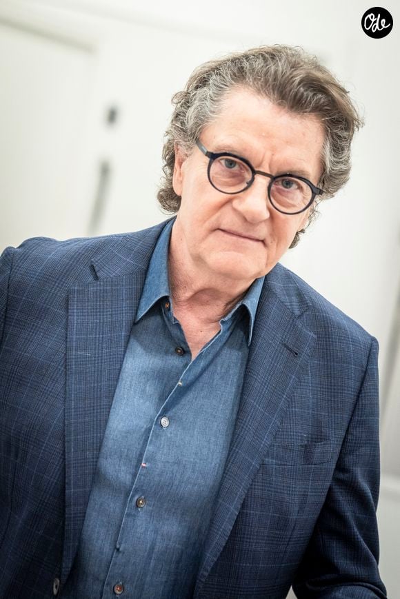 Exclusif - Francis Cabrel en backstage de l'enregistrement de l'émission "Serge Lama, le dernier rappel" présentée par F. Bollaert, diffusée le vendredi 21 novembre 2025 sur France 3 à 21h10, au théâtre Marigny à Paris, France, le 29 avril 2025. © Clovis-Moreau/Bestimage