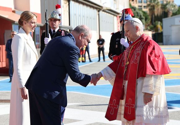 Accueil du pape Léon XIV à l'héliport de Monaco par le prince Albert II de Monaco et la princesse Charlène - Visite historique du pape Léon XIV à Monaco le 28 mars 2026.
© Dominique Jacovides - Bruno Bebert / Bestimage